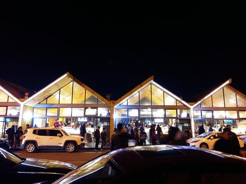 夜色里的那一抹璀璨：迷失在回民街的烟火气中