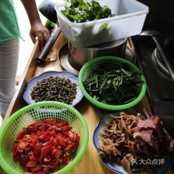 2.4 美食推荐 (吃饱喝足!)