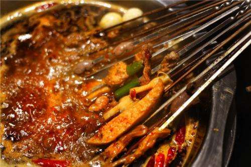 为什么会出现这么多“假地址”？——商业噪声与品牌混乱解析