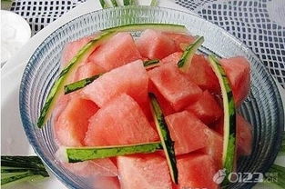梦见分西瓜给大家吃，这究竟是什么预兆或暗示呢？