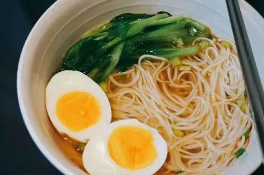 一、面条较宽得像腰带——八较大怪之一的“面条怪”