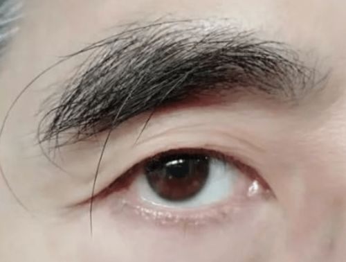 #4 隐·墨·眉（yǐn mò méi）——神秘感 + 墨黑 + 眉毛 = “暗黑系更少年”？