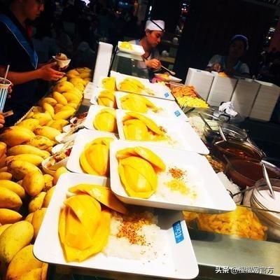 二、 夜市探秘：榴莲的奇幻之旅