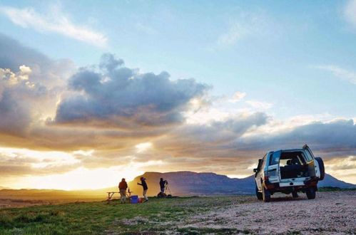 雨季别走 国 道 ，  晴天也别 超速