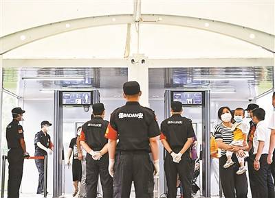 我在安检口遭遇的人生滑铁卢：那本倒霉的《活着》