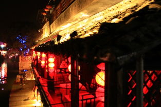 一、 西塘的夜，像被谁偷走了灯泡的客厅