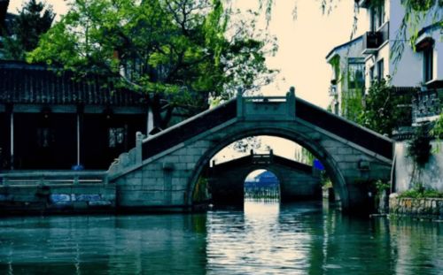 江南水乡古桥下的神秘传说——一场糊涂的旅行