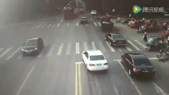 如何改善住在十字路口附近的风水，避免差点撞到人的不幸？