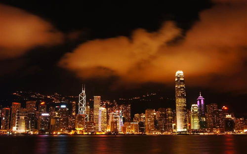 夜色中的魅力： 霓虹灯 下的  维多利 亚 港