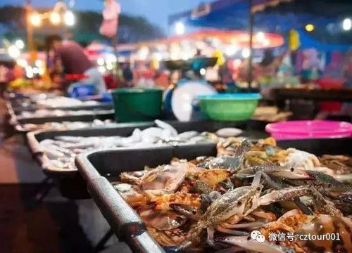 市场内有多家海鲜摊位，眼花缭乱的选择！