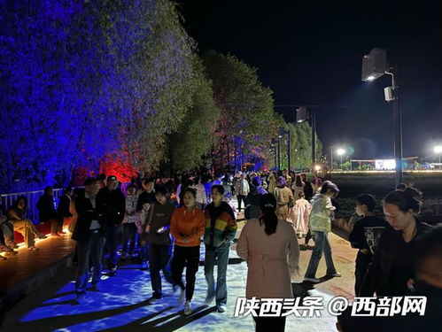 夜幕降临， 风情街的蜕变