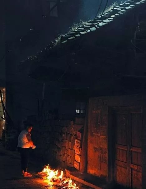 田单夜袭时那鬼哭狼嚎、尸横遍野的景象，难道不是让人心生恐惧吗？