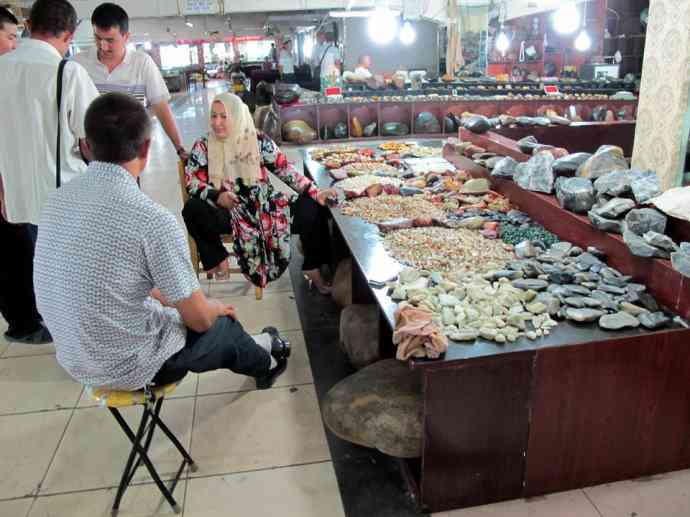 青年路玉器市场的韵味十足