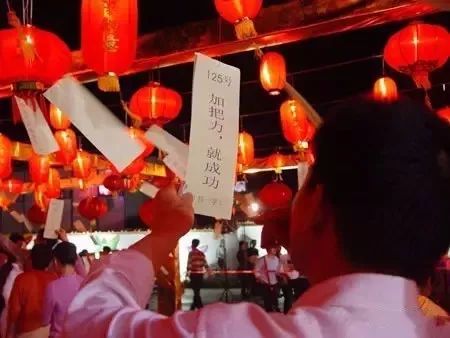 猜灯谜传承智慧，文化交融爆款来袭！
