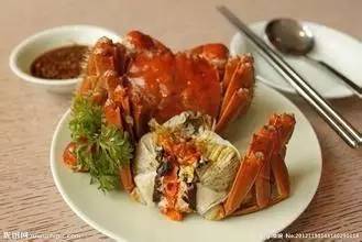 巨大闸蟹：黄金巨大蟹钳里包裹着白嫩肉