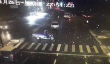 夜深人静，古井边，井中鬼影现。