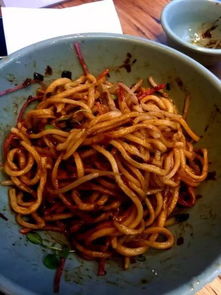 老张炸酱面的“缩身术”：被地铁逼出来的网红小店