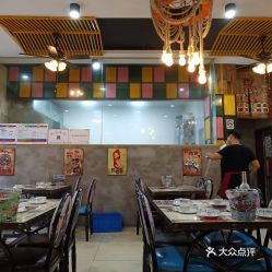 三、 特色主题餐厅：深海渔港 & 戴鲜生蒸烤演艺海鲜餐厅