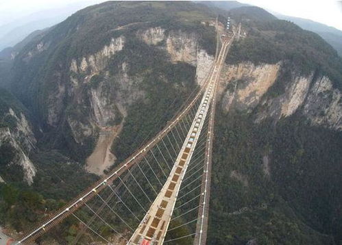 皇龙峡玻璃桥：挑战极限的舞台
