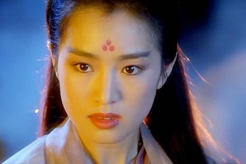 二、绝世容颜与炎热烈性格
