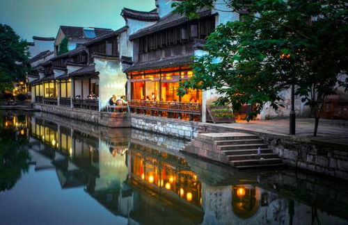 一、 晨曦之光，古镇之韵