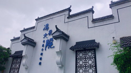 4. 网红打卡点：大型行为艺术现场