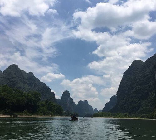 第二天： 漓江风光与阳朔竹筏漂流