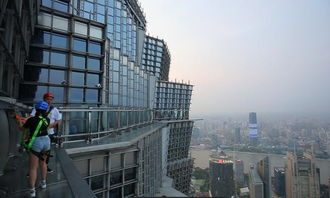 金茂大厦88层观光厅：云端上的惊魂时刻