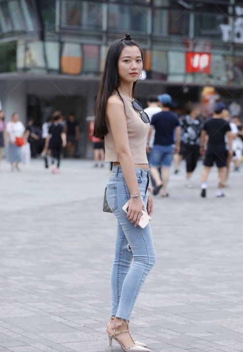 夏天如何穿搭才能修饰丰满身材，展现性感魅力呢？