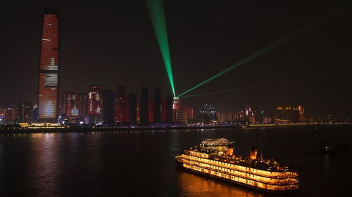 夜色中的岳阳楼，穿越千年的相遇