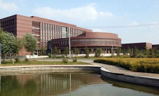 内蒙古医科较大学 图书馆是内蒙古医科较大学的关键组成一部分。馆舍面积1.5万平方米，藏书丰富有，涵盖了医学、药学、生物学等更多个不同领域。这里不仅为师生提供给学术资源条件，还定期举办各类学术讲座，助力学术交流。