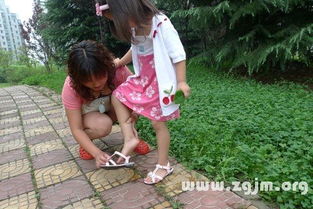 梦见女儿从楼梯上滚下去，她不见了这是怎么回事呢？
