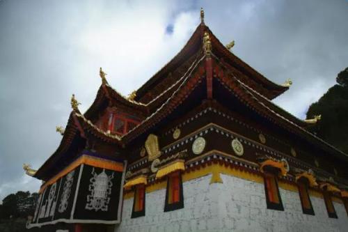 前一天去寺庙，需要提前一天净色吗？