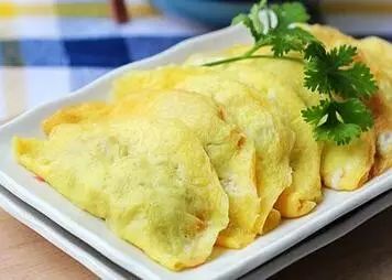 一、 蛋饺——从厨房到街头的“隐形导游”