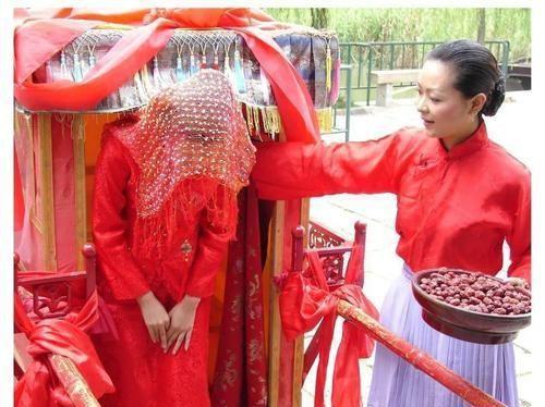 传统婚俗焕新颜，现代元素成爆款婚典