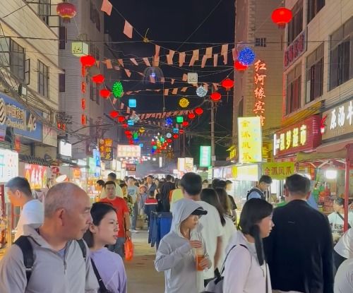 夜幕降临， 古镇苏醒：一场美食的盛宴