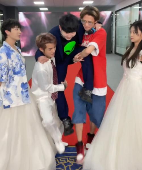 2026年6月适合订婚的日子女方必买哪些订婚准备物品？
