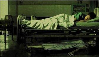 五、风水禁忌：别让床头挂太多镜子！