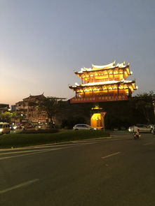 傍晚：古文化街的灯笼与小吃