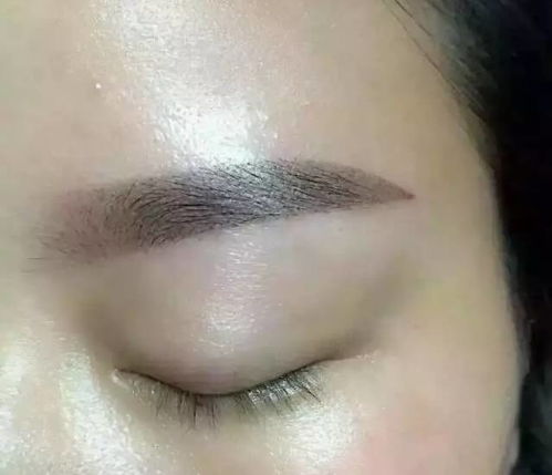 眉毛的浓淡和形状：眼神背后的秘密