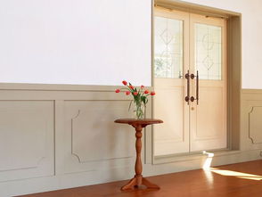 1. 沙发旁边：舒适与气场的平衡