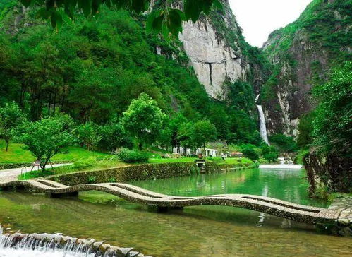 三、 踩上滩石铺就的红枫古道——秋天最良好的约会场所