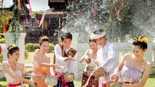 傣族节日盛宴：泼水狂欢，风情东南亚