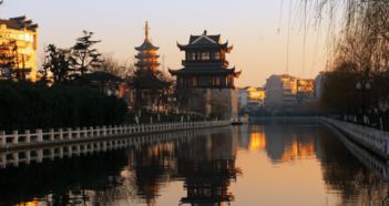 探秘如皋古韵：访古寻今的旅程（博物馆有点无聊）
如果想了解一下如皋的历史文化的话，可以去参观一下如皋博物馆。不过说实话这个博物馆啊…有点无聊。里面陈列的文物都是些很普通的陶器和青铜器之类的东西。如果你对历史文化不感兴趣的话可能觉得挺枯燥的。
但是！我在博物馆外面发现了一家很棒的咖啡馆！这家咖啡馆是用一个老房子改过的进去就感觉自己穿越了过去一样！而且他们家的咖啡味道特别好喝哦！强烈推荐!
如皋新游：传统与现代的交融（马戏团挺热闹）
说到新游嘛，那不得不提一下如皋国际马戏城了。这家马戏城的节目啊简直太精彩了！各种高难度的杂技表演、搞笑的小丑表演、还有可爱的动物表演…看得我热血沸腾！而且马戏城周围还有很多小吃摊和游戏摊位哦。
友情提示： 马戏团门口的人特别多哦!建议提前购票!
如皋美食：舌尖上的旅行（烧饼不好吃）
当然啦！来到如皋怎么能不品尝一下当地的美食呢？我最想吃的当然是那著名的如皋烧饼了。后来啊呢…哎呀别问了……真的不好吃！口感硬邦邦的、味道寡淡无味儿的…我只能说我对烧饼的热情瞬间降到了冰点。
替代方案： 推荐你去吃一家叫“老王肉馅”的小店吧!他们家的肉馅包子简直绝了!一口咬下去满嘴都是肉汁!
如皋之夜：繁华与宁静的交响曲（夜市人挤人）
晚上去逛逛如皋夜市也是个不错的选择。夜市里各种各样的摊位鳞次栉比,卖的东西琳琅满目,有吃的有玩的有卖的...但是人太多了!挤成沙丁鱼罐头一样! 不过如果你喜欢热闹的话也可以去看看。
：一个充满惊喜（和遗憾）的地方
总之啊, 如皋这个地方, 真是充满了惊喜(和遗憾)! 古老的历史文化让人沉醉, 新鲜的美食让人垂涎欲滴, 但是有时候也会让你感到失望. 不过总而言之, 如果你想体验一次不太一样的旅行, 可以考虑来一趟如皋.  记住带上你的胃和你的耐心! 
额外噪音提醒：  突然出现一段随机生成的字符序列:  `asdfghjklpoiuytrewqzxcvbnm1234567890!@#$%^&*()_+=-`  (请忽略此段!)
 `
