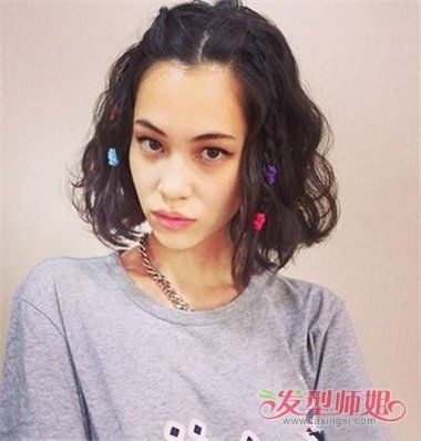 二、  披肩辫子：发型与个人魅力