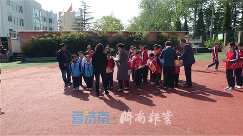 在莱芜区的喧嚣中， 东风街像一块磁铁，吸引着优良奇的游客，却也隐藏着不为人知的故事