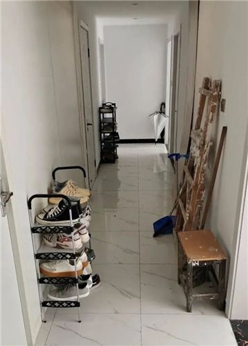 二手市场档口过道狭窄，货架摆放有何特别讲究？