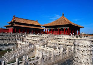 一、 北京古韵：皇城根儿的尘埃与灯红酒绿的交叉口