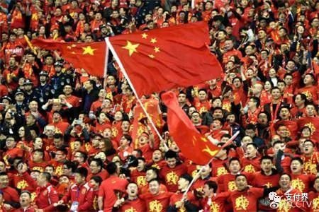 2、 吃喝玩乐——把球场和街头小吃混在一起的奇葩体验