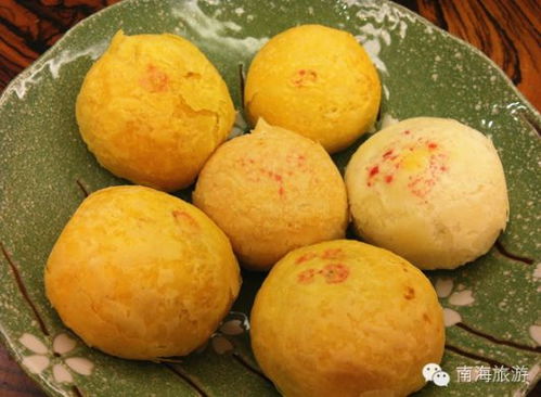'联记'嫁女饼:百年历史持续发展见证者走进这家已经营业近百年的店铺内部装修保持原貌没有改动过:'嘎吱嘎吱'木门打开声音;桌椅板凳都显陈旧但整洁整洁;柜台上堆放各式各样点心模具等工具....这就是传说中'潘政记'老字号啊!我终于亲眼见到了它!